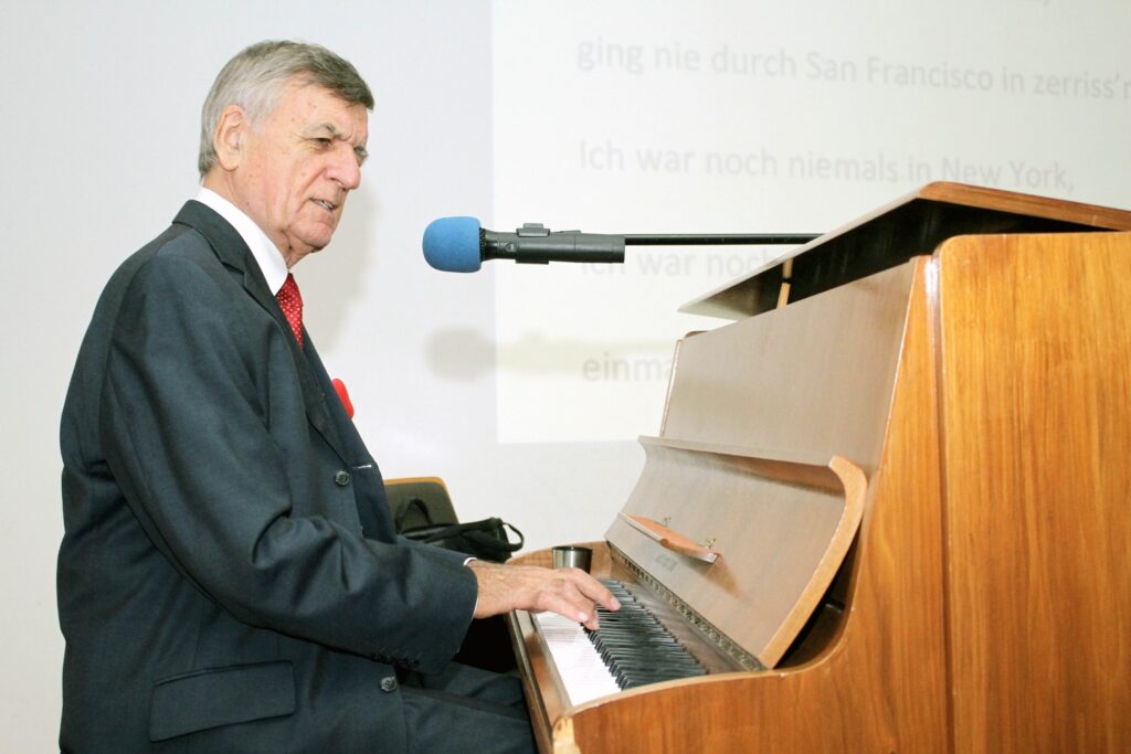 Ferry Seidl als Udo Jürgens am Klavier